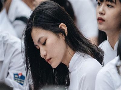 Mặc áo dài trắng đội mưa dự lễ bế giảng, dàn nữ sinh ngôi trường này gây thương nhớ vì quá xinh xắn