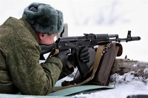  AK-74M nặng khoảng 3,4kg (không hộp tiếp đạn), dài tổng thể 943mm, dùng cỡ đạn 5,45x39mm với hộp tiếp đạn 30 viên.
