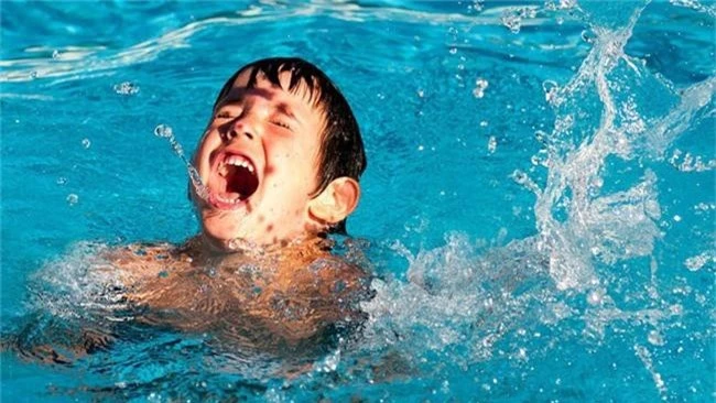 Mùa hè, trẻ thích đi bơi nhưng cũng có không ít ca đuối nước thương tâm: Làm gì để tránh tai nạn đuối nước khi cho trẻ đi bơi? - Ảnh 1.
