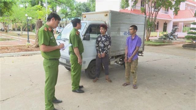 Bắt hai đối tượng không có bằng lái vẫn liều lĩnh trộm xe ô tô tải - 1