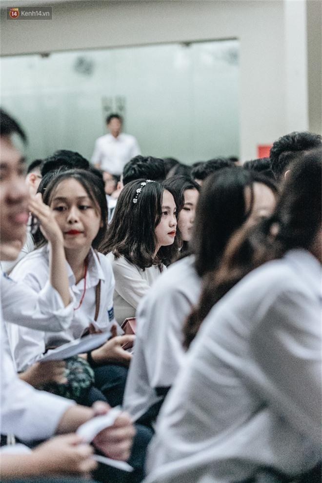 Mặc áo dài trắng đội mưa dự lễ bế giảng, dàn nữ sinh ngôi trường này gây thương nhớ vì quá xinh xắn - Ảnh 13. Mặc áo dài trắng đội mưa dự lễ bế giảng, dàn nữ sinh ngôi trường này gây thương nhớ vì quá xinh xắn - Ảnh 13.