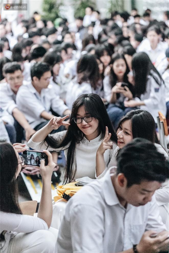 Mặc áo dài trắng đội mưa dự lễ bế giảng, dàn nữ sinh ngôi trường này gây thương nhớ vì quá xinh xắn - Ảnh 14. Mặc áo dài trắng đội mưa dự lễ bế giảng, dàn nữ sinh ngôi trường này gây thương nhớ vì quá xinh xắn - Ảnh 14.
