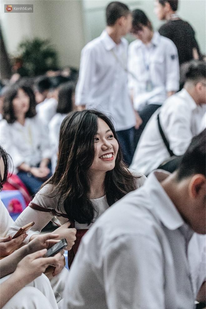 Mặc áo dài trắng đội mưa dự lễ bế giảng, dàn nữ sinh ngôi trường này gây thương nhớ vì quá xinh xắn - Ảnh 15. Mặc áo dài trắng đội mưa dự lễ bế giảng, dàn nữ sinh ngôi trường này gây thương nhớ vì quá xinh xắn - Ảnh 15.