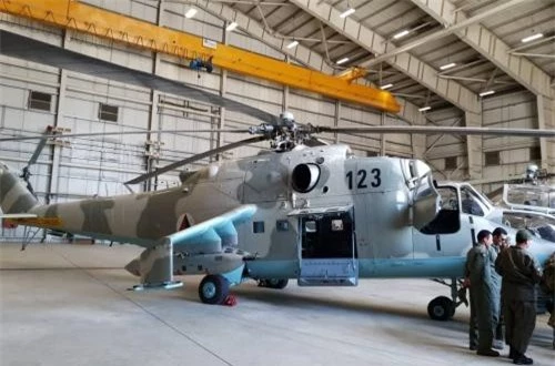 Trước đó, hồi tháng 4/2015 Ấn Độ đã chuyển giao cho Afghanistan 4 trực thăng tấn công Mi-25 (phiên bản xuất khẩu của Mi-24) theo thỏa thuận song phương giữa New Delhi và Kabul hồi năm 2011. Tuy vậy, Ấn Độ từ chối giải thích vì sao họ lại tiếp tục mua 4 chiếc Mi-24 từ Belarus thay thế cho số Mi-25 không rõ bị bắn rơi hay là không thể hoạt động.