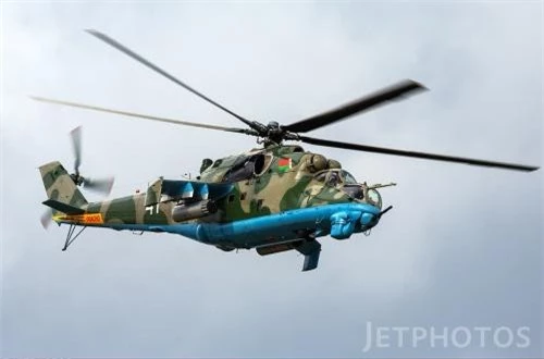 Như đã biết là trực thăng Mi-24 có khả năng chở quân như trực thăng vận tải nhờ cabin ở ngay sau buồng lái kính phồng bọt đôi. Một số phần trên trực thăng được bọc thép để chống đạn khi hoạt động tầm thấp. Máy bay đạt tầm bay khoảng 450kg, tốc độ tối đa 335km/h.