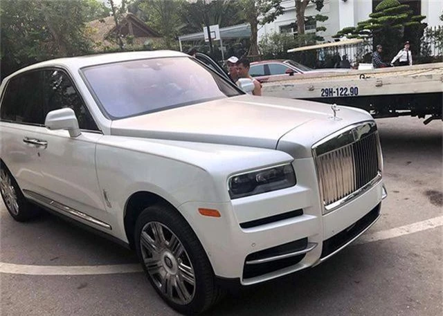 Siêu xe Rolls-Royce Cullinan đột ngột xuất hiện tại Việt Nam - 4