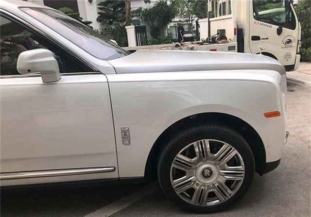 Siêu xe Rolls-Royce Cullinan đột ngột xuất hiện tại Việt Nam - 7