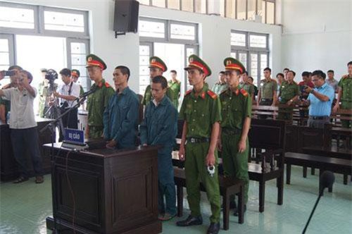 Bình Thuận: Đốt xe cảnh sát, 2 bị cáo nhận 28 năm tù