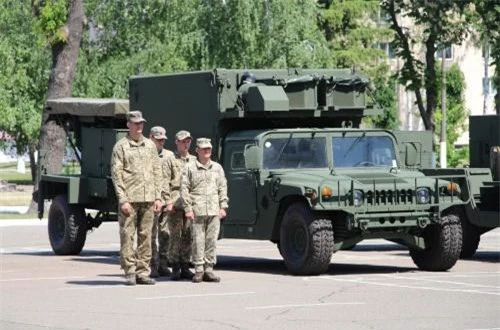 Theo Bộ Quốc phòng Ukraine, hôm 20/5, tại làng Dvechki (tỉnh Kiev), trong một buổi lễ trang trọng, Quân đội Mỹ đã chính thức bàn giao hai trạm radar định vị pháo binh AN/TPQ-36 Firefinder cho Lực lượng Vũ trang Ukraine. Theo Bộ Quốc phòng Ukraine, hôm 20/5, tại làng Dvechki (tỉnh Kiev), trong một buổi lễ trang trọng, Quân đội Mỹ đã chính thức bàn giao hai trạm radar định vị pháo binh AN/TPQ-36 Firefinder cho Lực lượng Vũ trang Ukraine.