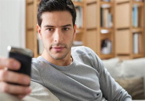 Nghi ngờ trong nhà có trộm, tôi lén lắp camera rồi choáng váng khi thấy bóng người đàn ông thường xuyên xuất hiện trong nhà mình