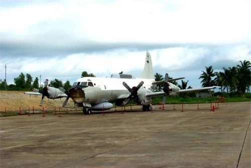 Chiếc EP-3 của Mỹ sau khi hạ cánh khẩn cấp xuống đảo Hải Nam