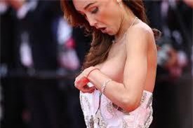 Khi người đẹp bị chê vì mặc hở hang tại LHP Cannes