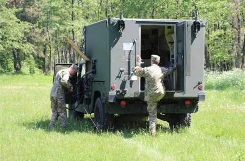 Radar phản pháo AN/TPQ-36 có tầm hoạt động tối đa 24km, tầm trinh sát hiệu quả với các loại lựu pháo (pháo kéo, pháo tự hành) là 18km, với pháo phản lực lên tới 24km. Nguồn ảnh: Bmpd