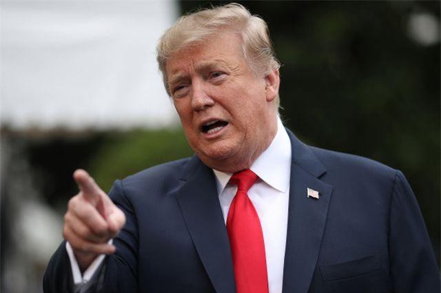 Toan t&#xED;nh c&#x1EE7;a &#xF4;ng Trump khi gi&#xE1;ng &#x111;&#xF2;n v&#xE0;o &#x111;i&#x1EC3;m y&#x1EBF;u nh&#x1EA5;t c&#x1EE7;a Huawei