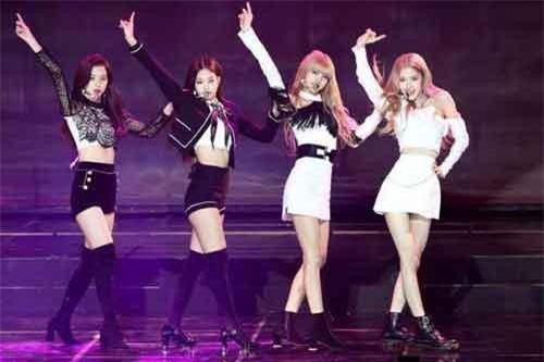 Hành động đẹp của Black Pink trong đêm diễn tại Manchester