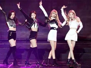 Hành động đẹp của Black Pink trong đêm diễn tại Manchester
