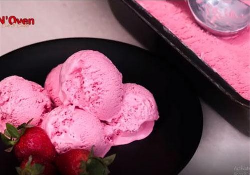 CLIP: Cách làm kem dâu đơn giản nhưng hiệu quả không ngờ cho ngày hè nóng nực