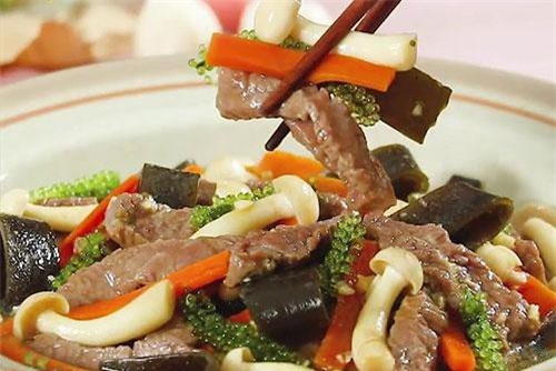 Bồi bổ sức khỏe cho người mới ốm dậy với món thịt bò xào nấm rong nho