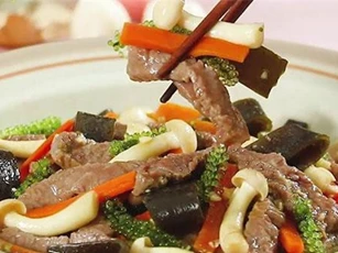 Bồi bổ sức khỏe cho người mới ốm dậy với món thịt bò xào nấm rong nho