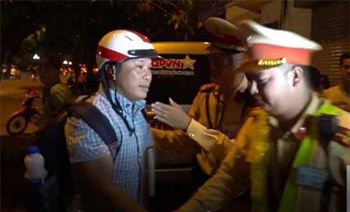 CLIP: 1001 cách chống đối kiểm tra nồng độ cồn