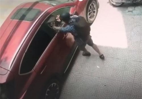 CLIP: Thanh niên bịt mặt đập kính ôtô, trộm đồ trong tích tắc ở Hà Nội