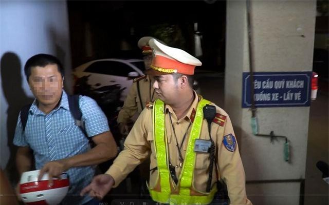 Giả câm, bỏ phương tiện để chống đối kiểm tra nồng độ cồn ở Hà Nội