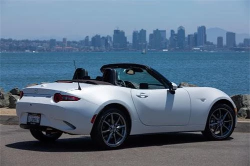 6. Mazda MX-5 Miata 2019 (giá khởi điểm: 25.730 USD).