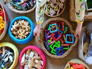 Không cần hò hét con dọn dẹp đồ sau khi chơi, làm theo cách của giáo viên Montessori dưới đây sẽ thấy hiệu quả tức thì