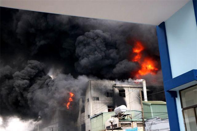 Hiện trường rực lửa vụ cháy kinh hoàng trong KCN Việt Hương