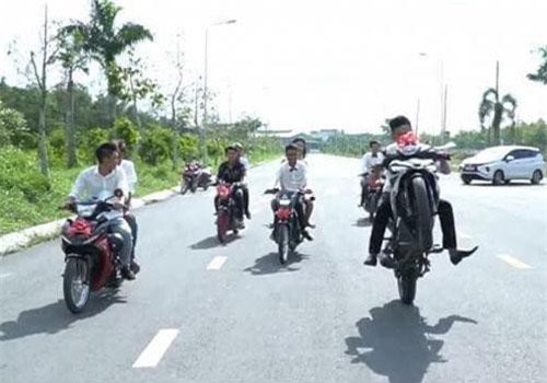 CLIP: Nam thanh niên "bốc đầu" xe máy khi chạy trước đoàn rước dâu và cái kết đầy đau đớn