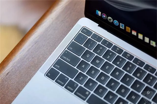 Apple tiếp tục thay miễn phí bàn phím cánh bướm trên MacBook - 1
