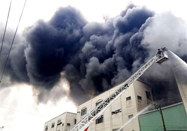 Hỏa hoạn cực lớn, hàng nghìn m2 nhà xưởng chìm trong biển lửa - 3