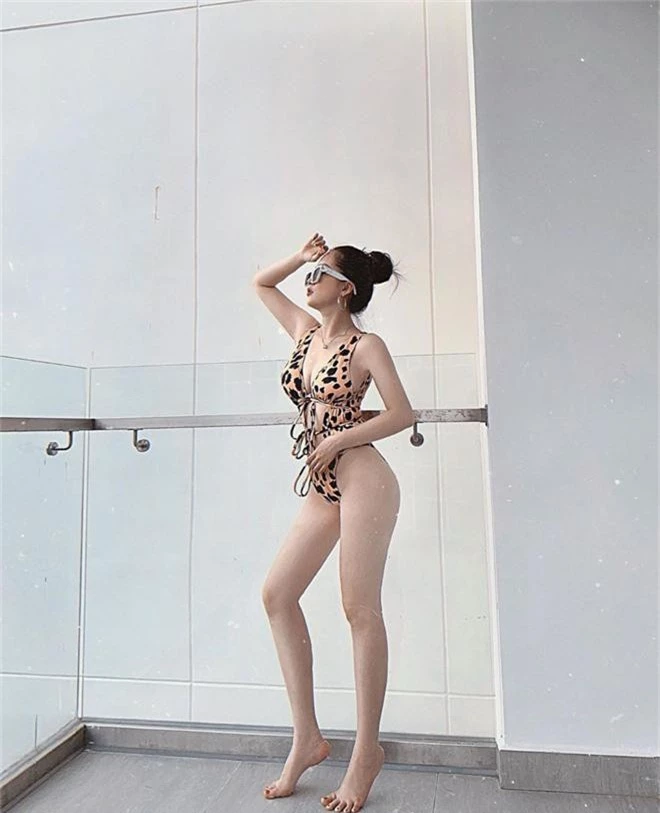 Em họ Hương Tràm đang thắng thế trong cuộc chiến bikini hè này với thân hình chỉ cao 1m53 nhưng nóng bỏng miễn bàn - Ảnh 1.