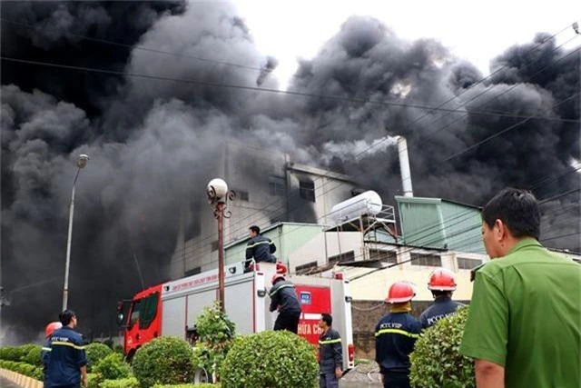 Hiện trường rực lửa vụ cháy kinh hoàng trong KCN Việt Hương - 10