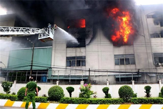 Hiện trường rực lửa vụ cháy kinh hoàng trong KCN Việt Hương - 6