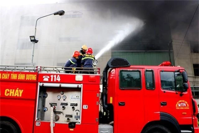 Hiện trường rực lửa vụ cháy kinh hoàng trong KCN Việt Hương - 7