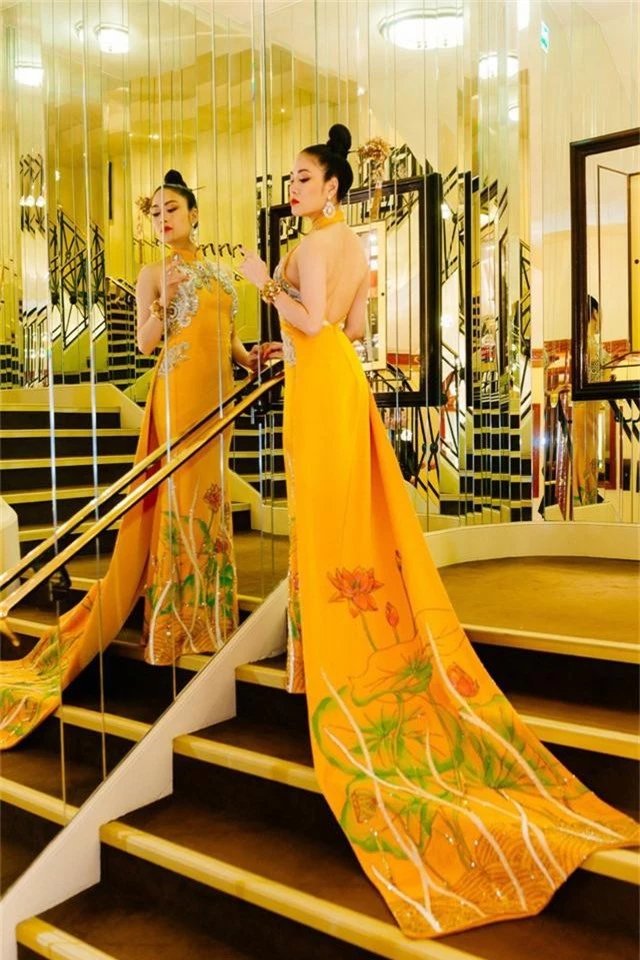 Hoa hậu Tuyết Nga mặc váy họa tiết phượng hoàng, hoa sen xuất hiện trên thảm đỏ LHP Cannes 2019 - Ảnh 2.