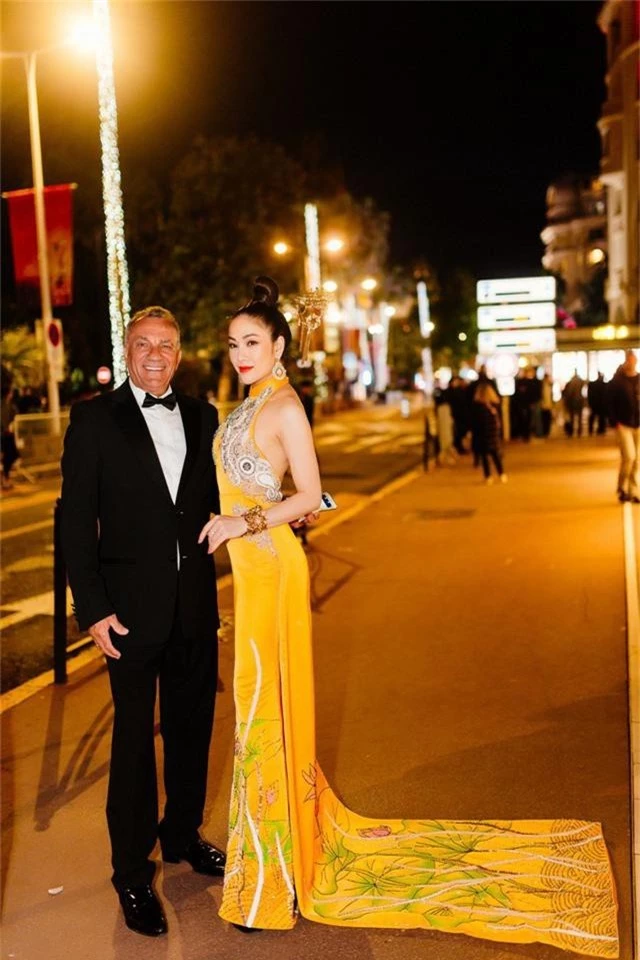 Hoa hậu Tuyết Nga mặc váy họa tiết phượng hoàng, hoa sen xuất hiện trên thảm đỏ LHP Cannes 2019 - Ảnh 4.