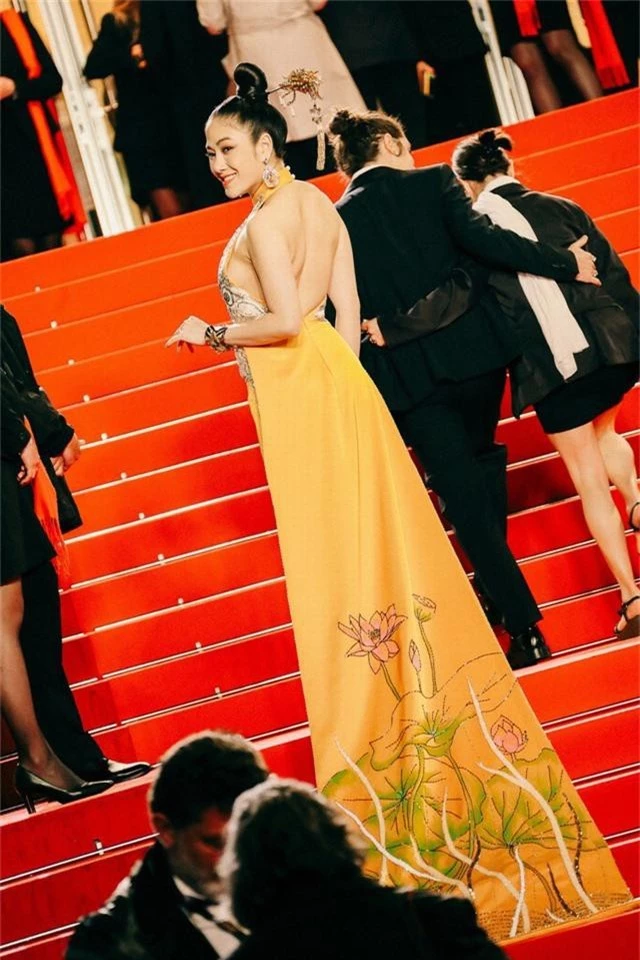 Hoa hậu Tuyết Nga mặc váy họa tiết phượng hoàng, hoa sen xuất hiện trên thảm đỏ LHP Cannes 2019 - Ảnh 5.