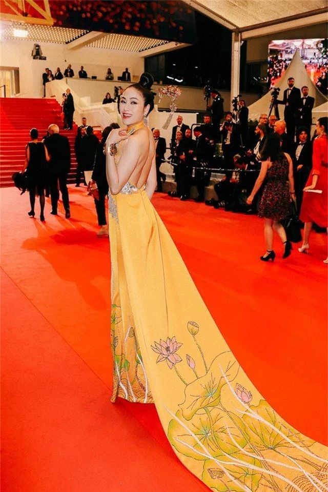 Hoa hậu Tuyết Nga mặc váy họa tiết phượng hoàng, hoa sen xuất hiện trên thảm đỏ LHP Cannes 2019 - Ảnh 6.