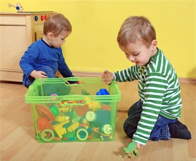 Không cần hò hét con dọn dẹp đồ sau khi chơi, làm theo cách của giáo viên Montessori dưới đây sẽ thấy hiệu quả tức thì - Ảnh 3.