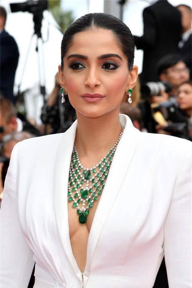 Sao Ấn Độ Sonam Kapoor lấp ló ngực đầy - 5