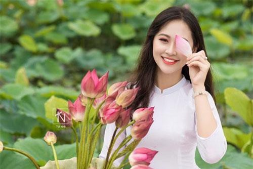 Hoa khôi Imiss Thăng Long đằm thắm giữa hồ sen đầu mùa