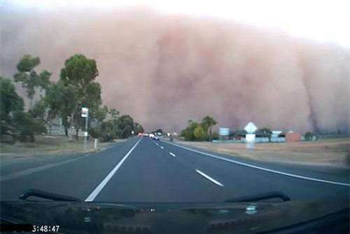 Đang lái xe, tài xế hoảng hốt vì ngày bỗng hóa đêm trong tích tắc