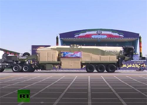 CLIP: Quân đội Iran khoe vũ khí "khủng" trong ngày duyệt binh