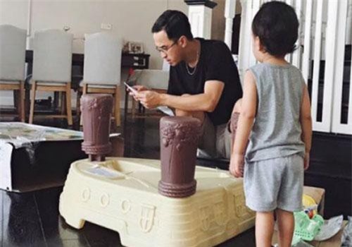 Chiều con như ông xã Hà Tăng, mở máy tính làm việc chỉ để đáp ứng sở thích này của cậu bé