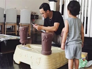 Chiều con như ông xã Hà Tăng, mở máy tính làm việc chỉ để đáp ứng sở thích này của cậu bé