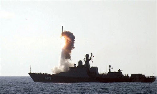 Tàu hộ vệ Dagestan lớp Gepard của Hải quân Nga phóng tên lửa Kalibr