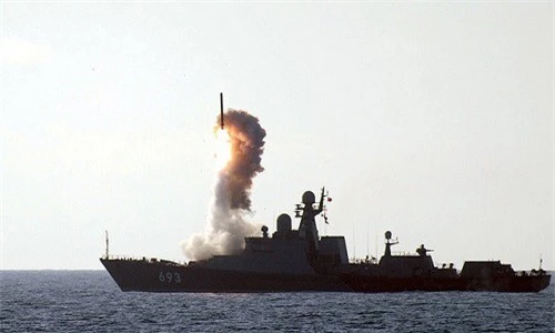 Tàu hộ vệ Dagestan lớp Gepard của Hải quân Nga phóng tên lửa Kalibr Tàu hộ vệ Dagestan lớp Gepard của Hải quân Nga phóng tên lửa Kalibr