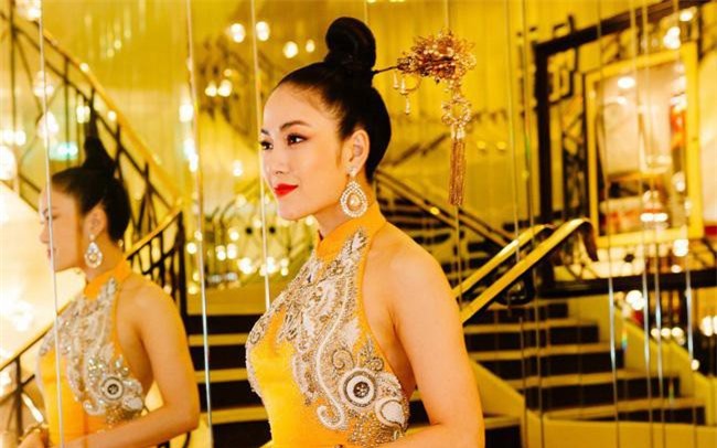 Hoa hậu Tuyết Nga mặc váy họa tiết phượng hoàng, hoa sen xuất hiện trên thảm đỏ LHP Cannes 2019